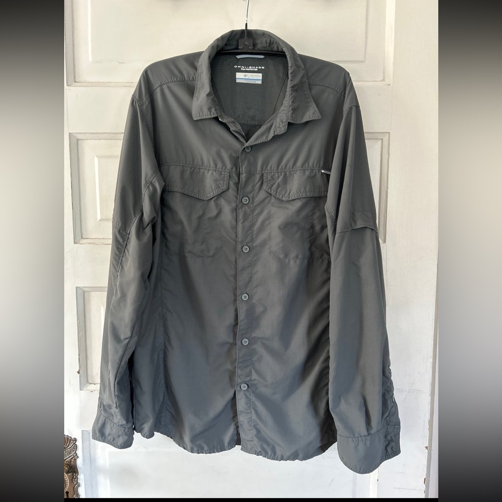 Columbia Omni-Shade Sun Protection Gray Men's
Shirt. Size Medium